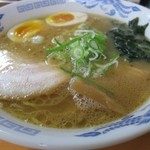 麺屋 ささき - 醤油ラーメン（550円）に半熟煮玉子（100円）をトッピングしました。