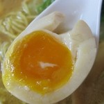 麺屋 ささき - 半熟煮玉子を持ち上げました。上が欠けています。