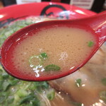長浜らーめん とん平 - スープは濃厚で塩味が効いた豚骨醤油♪