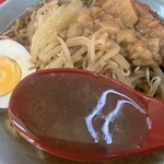 Ramen Fujimaru - スープは油膜が分離してるので、よくかき混ぜるのがとても大切。豚の出汁と野菜から溶け出た風味、醤油のキレがうまい具合に、味醂の甘さとマッチしてた。