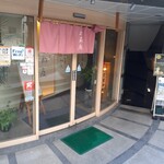 そば季寄 武蔵屋 - 通りから少し下がった場所が入り口