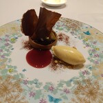 La Vallee d'Or - 暖かいチョコレートのタルト、いちじく赤ワインのコンポート、カルダモンのアイスクリーム