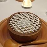 La Vallee d'Or - デザートの1品目：メレンゲの網の下に栗のスープとリンゴのソルベ