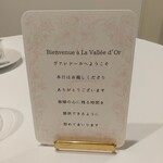 La Vallee d'Or - テーブルに置かれたブリ―ティングカード（この上に次のメニューが追加されていく）