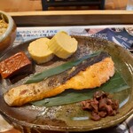221447251 - 西京焼(鮭)、だし巻き玉子、赤こんにゃく炊いたの、しば漬け