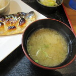 となりの食堂 - 味噌汁は　ワカメと豆腐