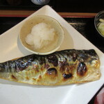 となりの食堂 - こんがりと焼かれた皮が　また旨いのよ