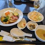 中国レストラン 雪園 - 本日の日替わりランチ「雪園カレー」(¥980-税込)の登場です。小麦粉を使わずベースのスープにスパイスで味付けしたスープカレーのようですね。