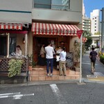 Trattoria Tanta Bocca - 平日、1時近い時間だったが、入口に並びがあった!