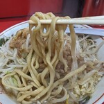 ラーメン二郎 - ムニっと喰いごたえのある麺