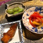 ヴィネリア セコンド イル グスト - これが前菜前のオマケ。サヤがパツパツな黒枝豆。甘み豊かなパプリカのペペロナータ。南瓜のバルサミコ。