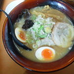 札幌らーめん 大地 - 味噌ラーメン　燻製味玉入り　819円