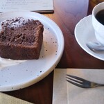 読書喫茶ヒミツヤサン - 本日のケーキ   チョコとベリーのケーキ、ホットコーヒー。