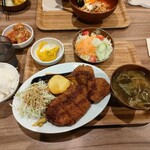 佐倉市役所 食堂 - フライ定食、野菜サラダ、かぼちゃサラダ、鶏肉のトマト煮
