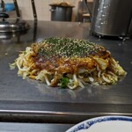 Okonomiyaki Teppanyaki Hassei - 肉玉うどん