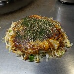 Okonomiyaki Teppanyaki Hassei - 肉玉うどん