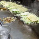 Okonomiyaki Teppanyaki Hassei - いっぱい焼いてる