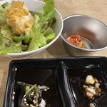 炭火焼肉生ホルモン処 しょうちゃん - ランチのポテサラ+キムチ