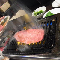 焼肉グレート 宇都宮駅前店 - ミスジは片面３秒焼くだけだそうで、お姉さんが焼いてくれました