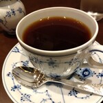 TSUBAKIYA Jiyugaoka - 光サイフォンで淹れたコーヒーを注いでくれます。