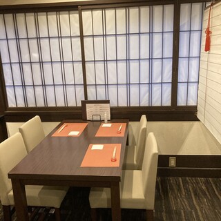 お店の奥にテーブル席が2つありと海苔のテーブルの間に仕切りがございます。