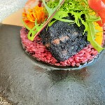 The 33 Tea＆Bar Terrace - ブラックカレーには、プチプチ食感の黒米に黒い衣の牛バラカツがドーン！スパイシーで野菜やフルーツ？も溶け込んでいそうな重厚なコク