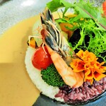 The 33 Tea＆Bar Terrace - クリーミーでマイルドな辛さのホワイトカレーは、バターや白ワインに玉ねぎや魚介の旨味が詰まった深みある味♪殻付きの海老や野菜に良く合う