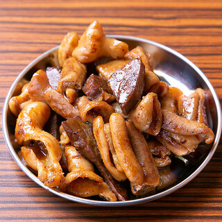 新鮮なホルモンを使った、ホルモン焼きやもつ煮込みが絶品！