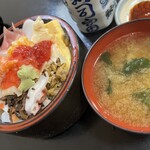 Sushi Tomi - ちらし寿司、味噌汁、寿司屋の湯呑み