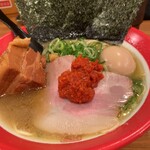 百麺 - 豚骨醤油なんだけど、アッサリしてるんで豆板醤をこんぐらい投入してパンチを出します。細麺は、量は少なくて4回啜ったらスープのみになります、はい〜。