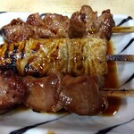 とん八 - 串焼き(かしら、シロ、タン) 各110円(税込)(2023年10月18日撮影)