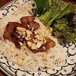 BIA HOI CHOP - ブンチャー。「北部ハノイ名物で特製豚つくね・焼き豚を乗せたつけ麺」だそうです。