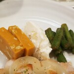 キッチン ブルー グローブ - 左は人参と玉子のテリーヌ、弁当に入っていたのと同じです、真ん中はポテサラ、左はいんげん豆