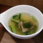 キッチン ブルー グローブ - ほうれん草スープ、今日は具材が少ない