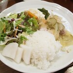 キッチン ブルー グローブ - ２度目はサラダ、お新香を、のせてワンプレート