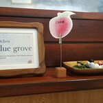 キッチン ブルー グローブ - 向かいのテーブルにムーミン置物