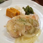 キッチン ブルー グローブ - チキンソテーのアップ