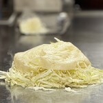 Hiroshima Okonomiyaki Teppanyaki Maechan - クレープ生地と呼ぶより、パールのような輝き(⊙ꇴ⊙)!!!