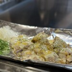 Hiroshima Okonomiyaki Teppanyaki Maechan - サイドで「鶏ももチーズ」を、こちらも濃すぎずペロリ