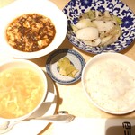 中国料理 四川 - 平日限定ランチ2,700円✨ご飯、スープ、搾菜、麻婆豆腐に週替わりのおかず3品の中から選べます。今回は白葱と甲イカの塩炒めを！この麻婆は山椒控えめで中辛程度。