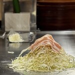 Hiroshima Okonomiyaki Teppanyaki Maechan - 写真の了解を得て(^O^)  とんがりハットの野菜をパシャリ