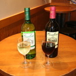 Izara - ハウスワイン　グラス￥４００　ボトル￥２２００ フランスのおいしいワインをハウスワインとして提供させて頂いてます。