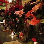 FLOWER BAR GARDENA - 店内いっぱいの花々に囲まれて幸せ　花の香りに負けそうになるグラスワイン赤