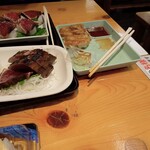 明神丸 ひろめ市場店 - カツオのタタキとギョウザ