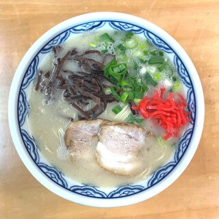こだわり豚骨スープに麺が絡む！由丸自慢の「博多ラーメン」