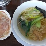 白雪姫 - 白醤油燻製チャーシュー麺 800円。