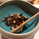 龍寿し - いくら小丼(黒舞茸)