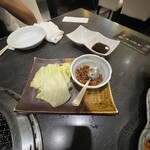 Wagyuu Yakiniku Tokori - お通し、レタスに挽肉挟んで食べる、美味しい