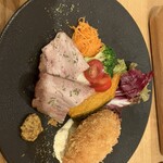 洋食 もりい - 普通の大きさのカニクリームコロッケでした。カニの味がしっかり感じられました♪