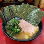 ラーメン 杉田家 - ラーメン800円麺硬め。海苔増し100円。